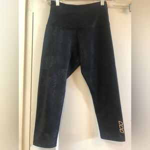 Lorna Jane Capri length black monstera print tights w/ zipper pocket. Worn once.